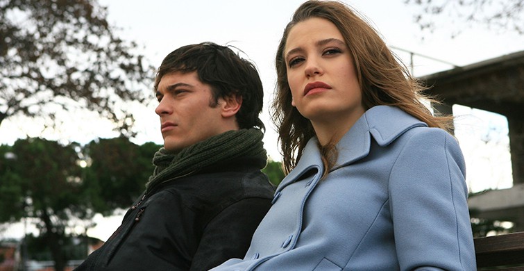 Çağatay Ulusoy Eski Sevgilisi Serenay Sarıkaya'yı Takibe Aldı