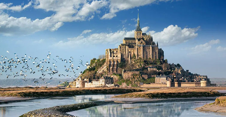 Sadece 30 Kişinin Yaşadığı Mont Saint-Michel Adası