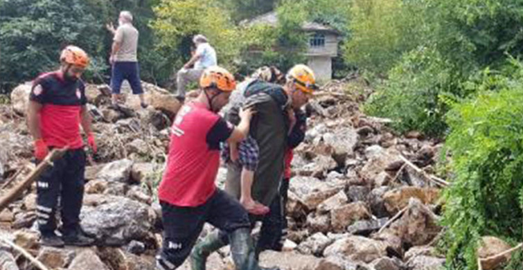 AFAD Görevlisi Selde Mahsur Kalan Yaşlı Kadını Sırtında Taşıyarak Kurtardı