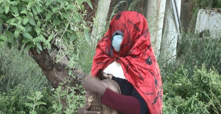 Afrikalı Gizemli Kadın 5 Gündür Hareket Etmiyor