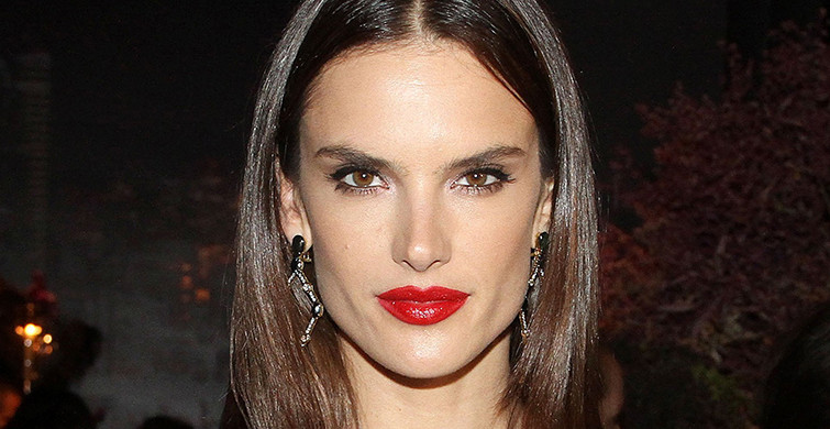 Alessandra Ambrosio Tatil Fotoğraflarıyla Beğeni Topladı