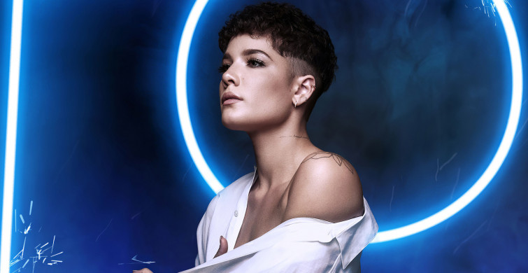 Alev Aydın’la evli olan şarkıcı Halsey’in iç çamaşırlı pozları beğeni rekoru kırdı