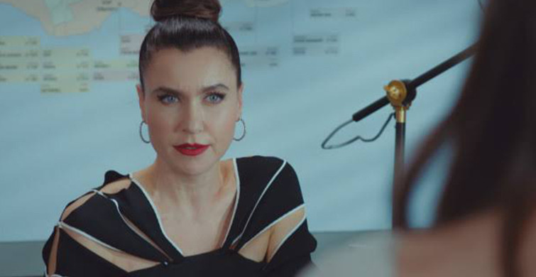 Şevval Sam Dekolteli Bluzu Altın Portakal Film Festivali'ne Damga Vurdu