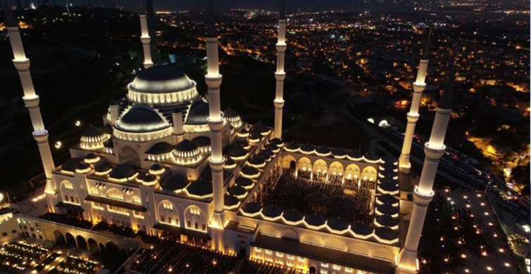 Büyük Çamlıca Camii'de Tarihi Kalabalık