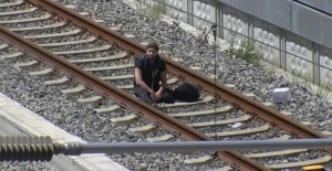 Bakırköy'de Gergin Anlar! Raylara Oturup 'Çantamda Bomba Var' Dedi