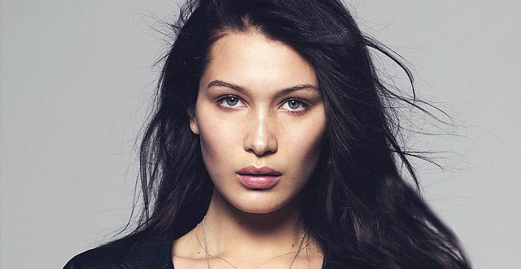 Bella Hadid Dekolteli Pozuyla Olay Oldu