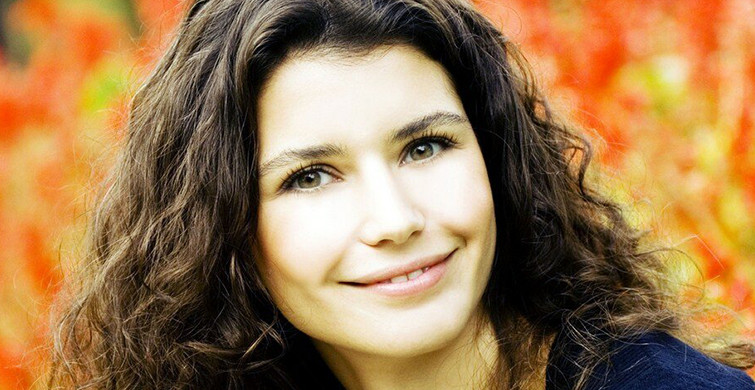 Beren Saat O Dizisinin Başarısını Kutluyor