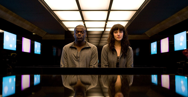 Black Mirror Dizisi Nerede Çekildi? Oyuncuları Kimler, Konusu Ne?