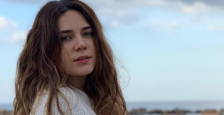 Buse Varol, Müge Boz ile Verdiği Pozla Beğeni Topladı