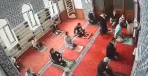 Camide Garip Olay, Cemaat Sayısı Onun Yüzünden 5 Kişi Kaldı!