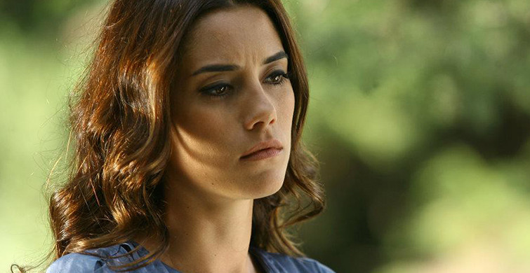 Cansu Dere Güzelliğiyle Herkesi Etkiliyor