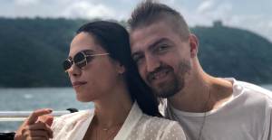Caner Erkin, Şükran Ovalı’ya Olan Aşkını Çatıya Yazdı