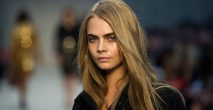 Cara Delevingne Sosyal Medya Hesabında Telefon Numarasını Paylaştı