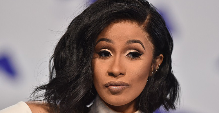Cardi B, Derin Dekoltesiyle Dikkat Çekti
