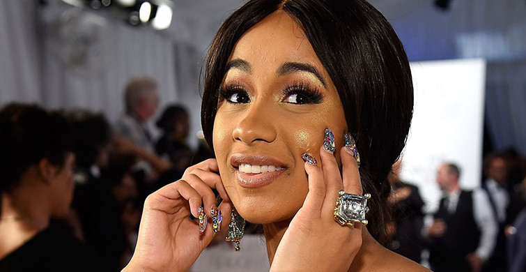 Cardi B, Kalçasını Açtı Sosyal Medya Sallandı
