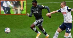 Futbolcu Rakibinin İki Kez Cinsel Organını Elledi!