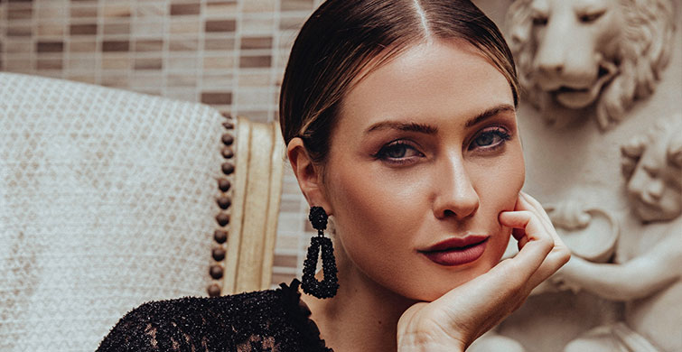 Chloe Loughnan Podyuma Çıktı