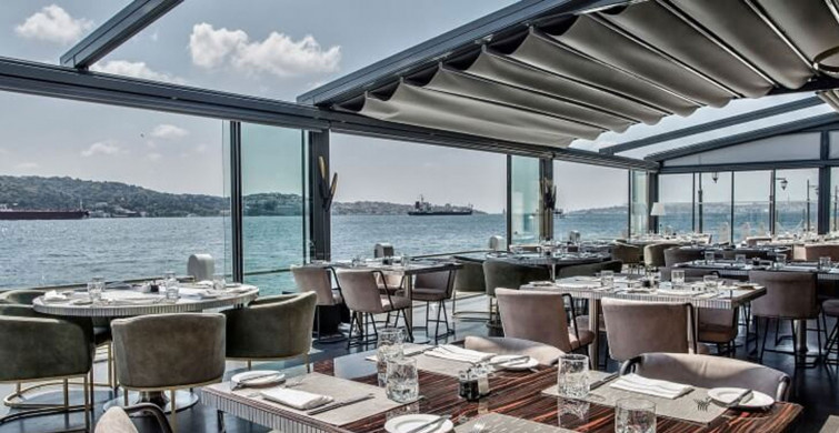 Çıplaklar restoranı açıldı önünde uzun kuyruklar oluştu burada giyinik olmak yasak!