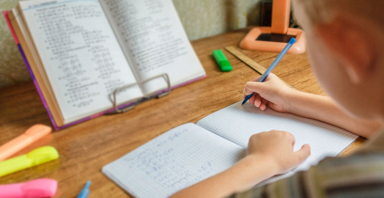 Çocuğunuza Düşük Notları İçin Bağırmanızın Yanlış Olduğunu Hatırlatan 5 Şey