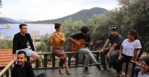 Coronavirüs Sebebiyle Mahsur Kalan Turistler, Turizm Merkezinde Hem Çalışıp Hem Tatil Yapıyorlar