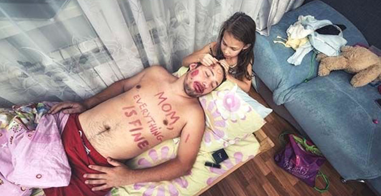 Annesine Mesaj Göndermek İsteyen Minik Kızı Görenler Dehşete Kapıldı! Babası Kızını Alıp... Şoke Eden Görüntüler!