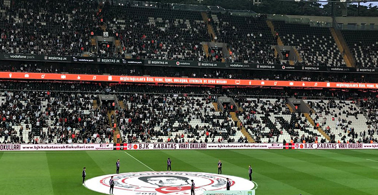 Beşiktaş Tribünlerinden İstifa Çağrısı