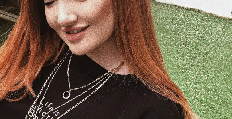 Danla Bilic Dudak İçi Dövmesiyle Dikkat Çekti