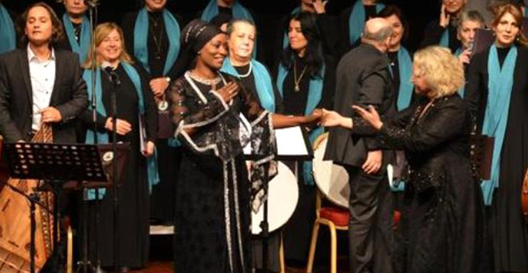 Della Miles, Mevlana'yı Anma Etkinliğinde İlahi Söyledi
