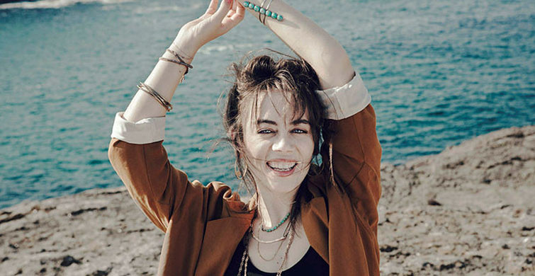 Demet Evgar Saçlarını Sarıya Boyattı