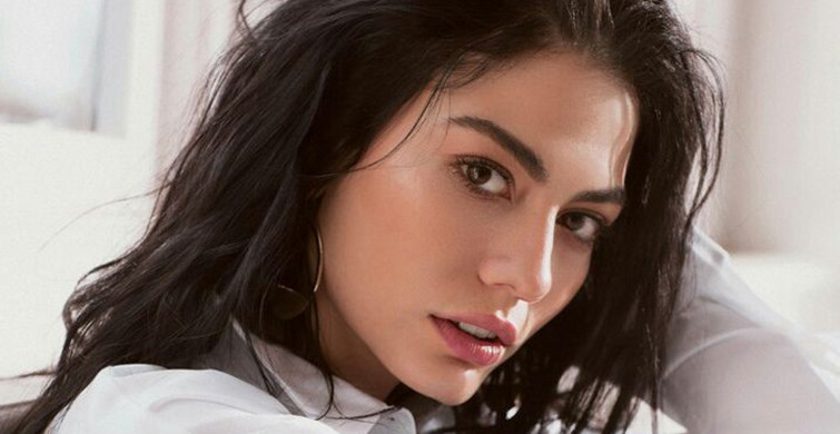 Demet Özdemir Mayolu Pozuyla Takipçilerini Büyüledi