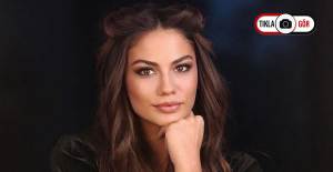 Demet Özdemir'in Mini Etekli Pozuna Beğeni Yağdı