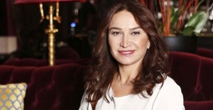 Demet Akbağ: Gürdal Tosun’un Fotoğrafını Öperek Sahneye Çıkarım