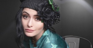 Deniz Çakır: Gülümse ve Geç