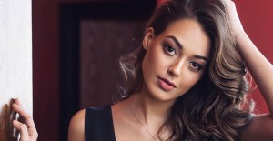 Dilan Çiçek Deniz, Amuda Kalkarak Poz Verdi