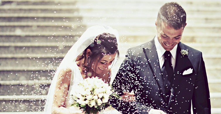 Gelin Ve Damat Çöplükte Düğün Fotoğrafı Çektirdiler