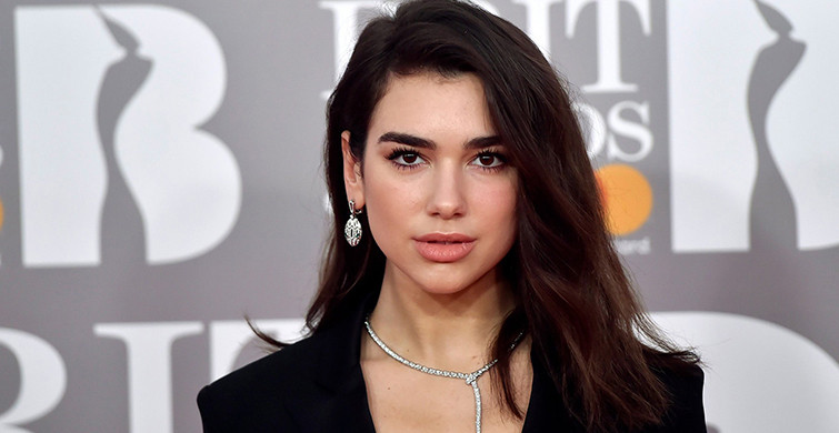 Dua Lipa Beyaz Kıyafetiyle Dikkat Çekti