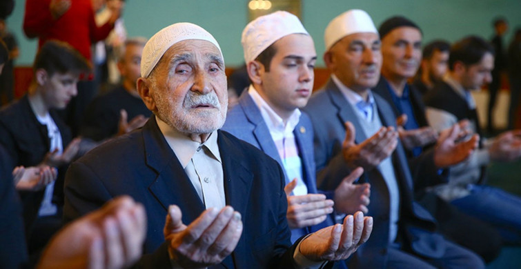 Dünyadaki Müslümanlar ramazan bayramı için saf tuttu!
