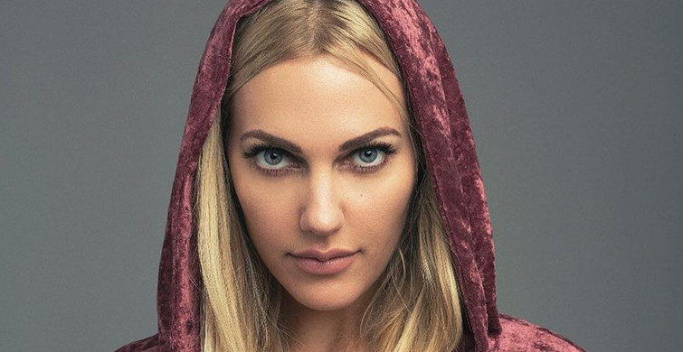 Meryem Uzerli'den Üstsüz Poz!