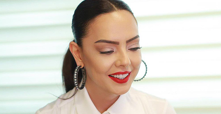 Ebru Gündeş Konserine Gelenlere Oturma Yasağı Koydu
