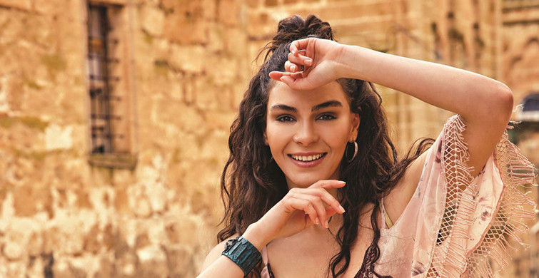 Ebru Şahin Hayranlarını Uzaklaştıran Görevlilere Müdahale Etti