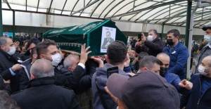 Engin Nurşani’nin Cenaze Töreninde Hatıra Fotoğrafı Çektiren Vatandaşlar Tepki Çekti