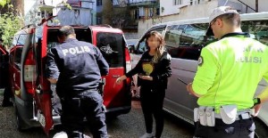 Yasağı İhlal Etti, Polis Gelince Eşini Araçta Bırakıp Kaçtı