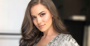Fahriye Evcen Bahçesinde Verdiği Pozlarla Dikkat Çekti