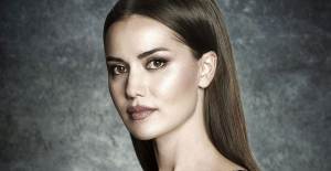 Fahriye Evcen’e Hayranları Yıldız Hediye Etti