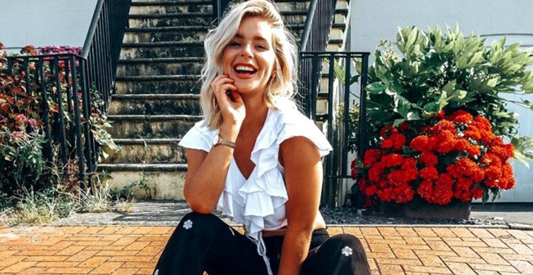 Sosyal Medya Fenomeni Jessica Davies'in Başı Verdiği Cesur Pozlar Yüzünden Derde Girdi