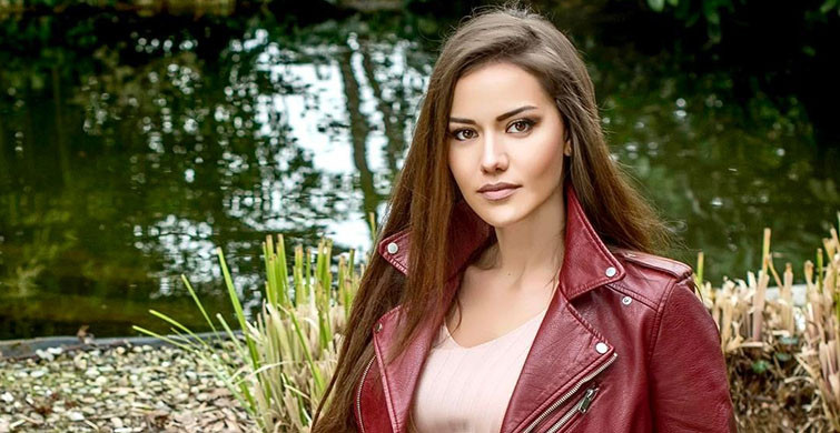Fahriye Evcen Kumsalda Verdiği Pozla Beğeni Topladı