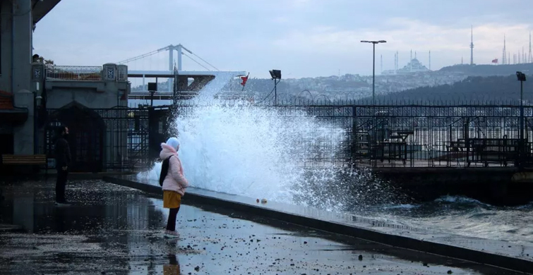 İstanbul'da Etkili Olan Fırtına Hayatı Olumsuz Etkiliyor