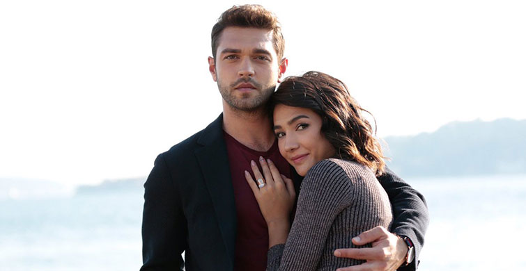 Furkan Andıç ve Aybüke Pusat Aşkını Kolye Ele Verdi