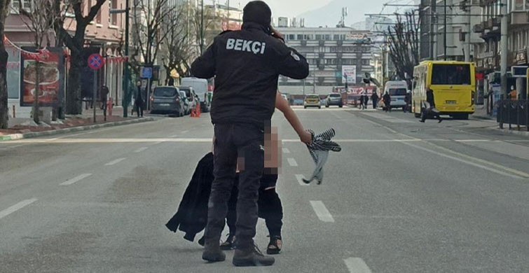 Genç Kadın Bir Anda Soyunup Çıplak Halde Polislere Doğru Koştu