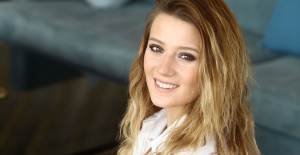 Gizem Karaca’dan Gülen Poz